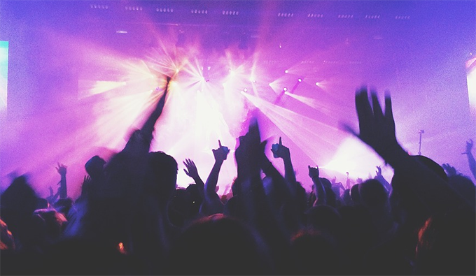 Alcol e inciampi in discoteca