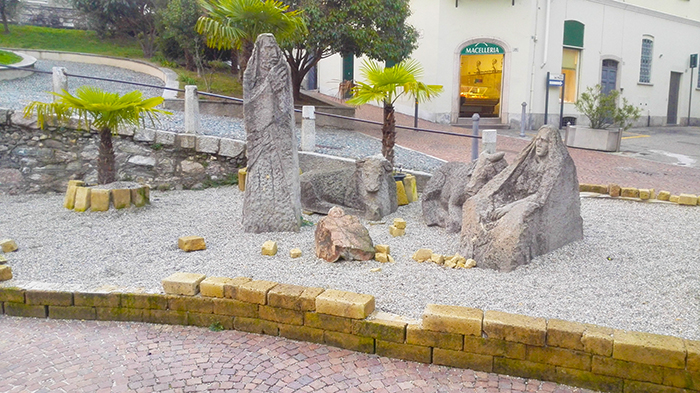 Mattonate contro il presepe di piazza S. Graziano. Gusmeroli: “Denunceremo”