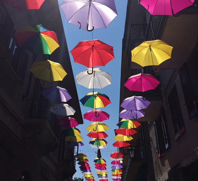 Ultimo weekend con gli ombrelli sul corso