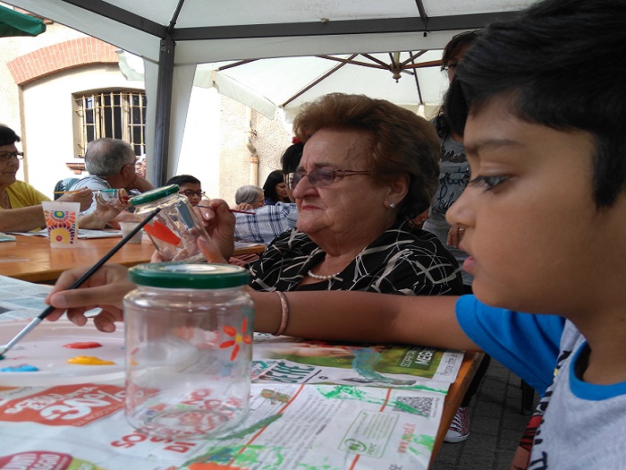 Il laboratorio “Vetro fiorito” crea socializzazione tra anziani e bambini. Foto