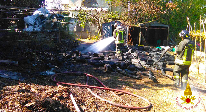 Brucia legnaia vicino alla Chiesa di Gattico, i Vigili del fuoco riescono a domare le fiamme 