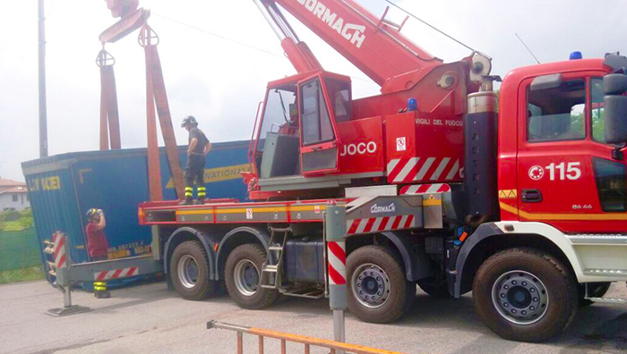 Camion perde il rimorchio con un container e blocca la strada. Rimosso con la gru