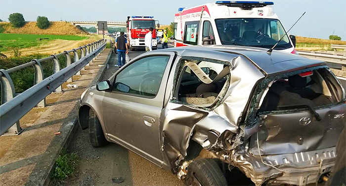 Incidente tra due auto, in tre all'ospedale