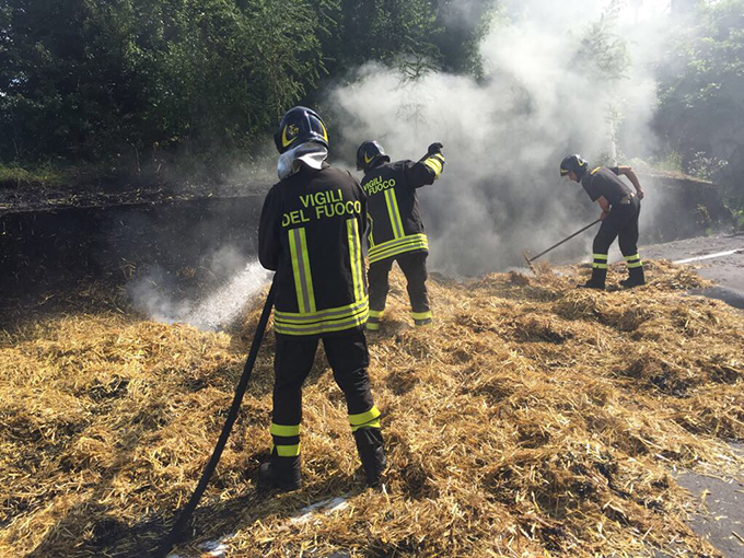 Cureggio, incendio a macchinario per imballare la paglia