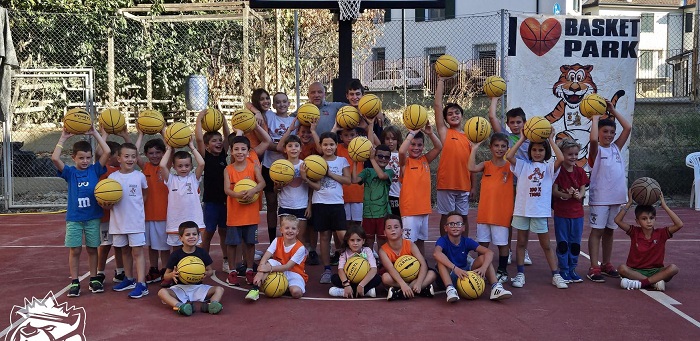Teens Basket regala palloni a Faenza dopo l'alluvione
