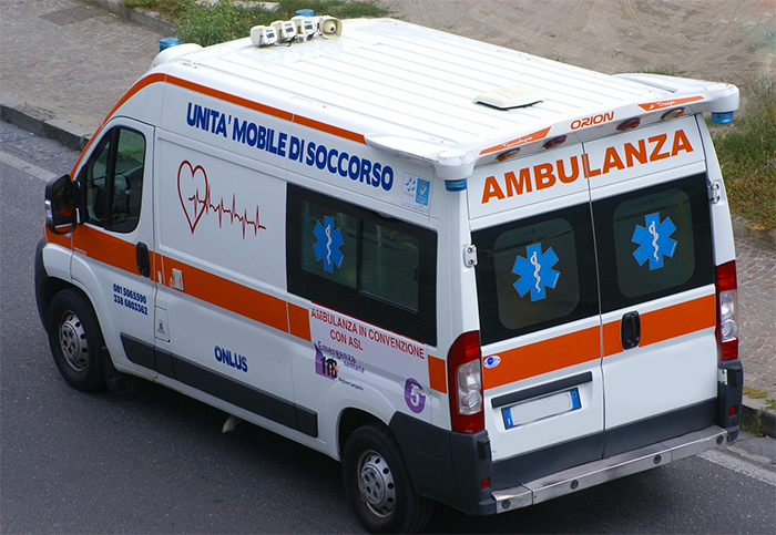 Scontro tra due auto, donna ferita portata al Dea