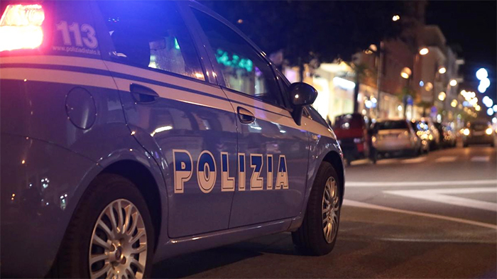 Neo patentato perde il controllo dell’auto: danneggiata recinzione e auto in sosta
