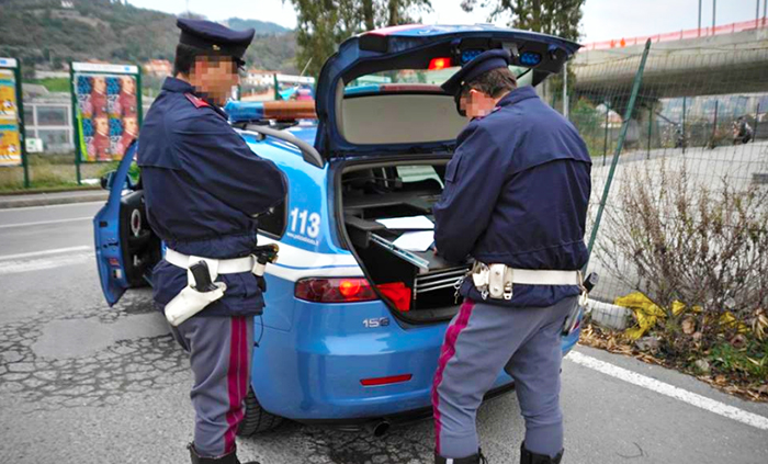 Assicurazione scaduta. La Polstrada di Arona gli sequestra l'auto
