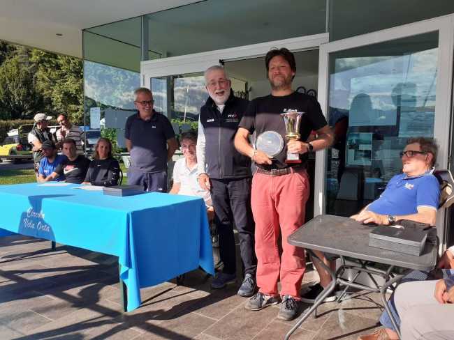 Nicola Prandoni con il Trofeo UILDM Telethon