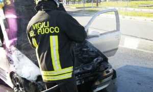 Vigilidelfuoco auto in fiamme