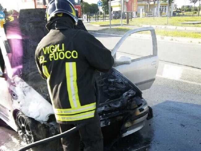 Vigilidelfuoco auto in fiamme