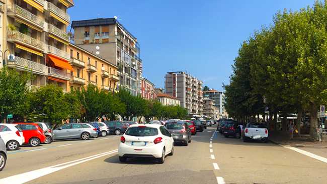 arona lungolago vista auto negozi