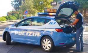 auto polizia uomo scritta