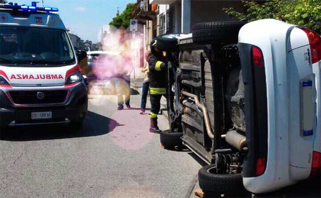 auto su fianco vigili 1