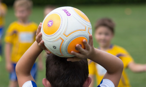 bambini palla rimessa