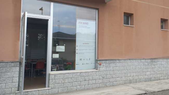 borgo sportello per mano