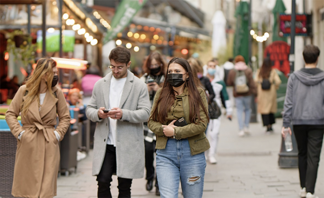 covid strada mascherina ragazzi
