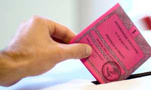 elezione scheda urna mano