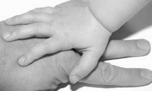 figlio genitore mani