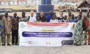 foto di gruppo con striscione