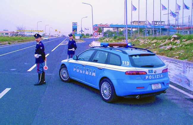 polizia stradale uomini paletta