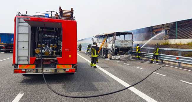 pullman bruciato autostrada