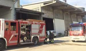 vigili del fuoco due camion fabbrica