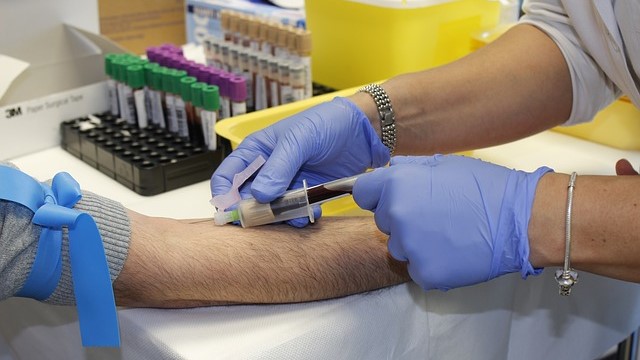 infermiere dottore prelievo sangue